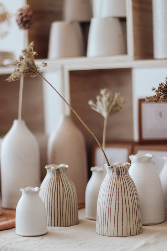 Ruffle vase - hand drawn lines